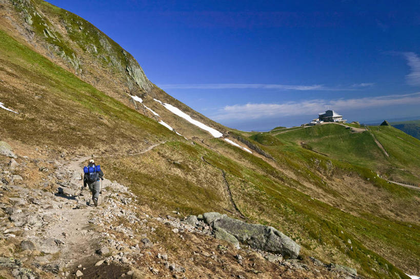 西方人,一个人,站,横图,室外,白天,侧面,运动服,旅游,度假,草地,草坪,石头,美景,山,山脉,植物,法国,欧洲,欧洲人,仅一个男性,仅一个人,仅一个中年男性,弯腰,阴影,服装,光线,包,石子,影子,景观,山峰,云,云朵,山峦,云彩,旅行包,注视,娱乐,草,衣服,蓝色,绿色,白云,蓝天,天空,阳光,自然,背包,群山,天,低头,观察,看,站着,享受,休闲,景色,放松,服饰,晴朗,观看,察看,衣着,西欧,穿着,关注,法兰西,自然风光,法兰西共和国,弯身,法兰西第五共和国,旅游包,垂头,衣饰,奥弗涅,奥弗涅大区,男人,男性,中年男性,白种人,石块,岩石,晴空,站立,彩图,全身,双肩包,运动装,多姆山省