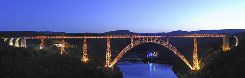 无人,横图,室外,夜晚,正面,旅游,度假,河流,森林,山,山脉,树林,水,植物,标志建筑,大桥,地标,建筑,桥梁,法国,欧洲,阴影,光线,影子,河水,山峰,水流,桥,灯光,山峦,娱乐,建设,树,树木,蓝色,绿色,蓝天,天空,自然,群山,天,享受,休闲,旅游胜地,放松,生长,成长,西欧,法兰西,跨线桥,法兰西共和国,法兰西第五共和国,奥弗涅,奥弗涅大区,康塔尔省,彩图,马尔热里德地区吕伊内,圣弗卢尔区
