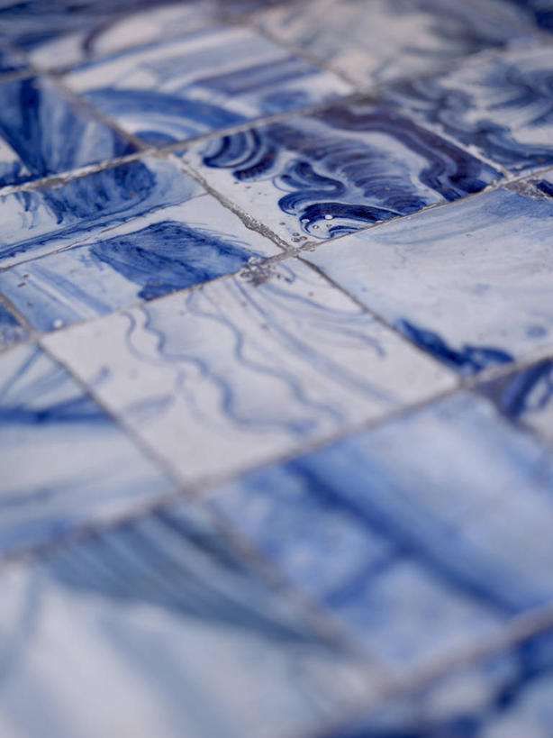 无人,竖图,俯视,室内,特写,白天,建材,建筑,静物,透明,纹路,材料,瓷砖,纹理,墙砖,蓝色,建造,肌理,理智,沉静,冷色,高深,冷淡,彩图,高角度拍摄,墙面砖