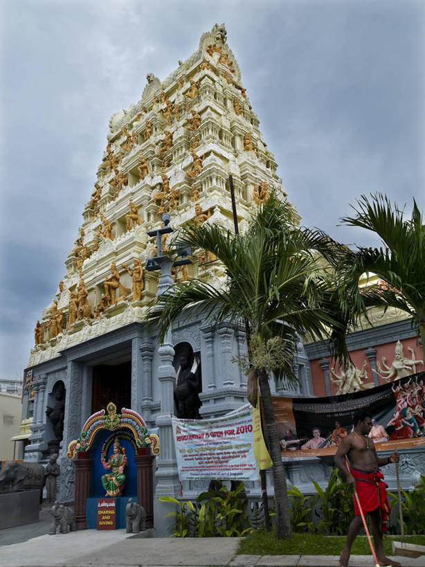 东方人,一个人,寺庙,站,竖图,室外,白天,仰视,旅游,度假,草地,草坪,名胜古迹,植物,标志建筑,地标,建筑,棕榈树,叶子,雕塑,新加坡,亚洲,仅一个男性,仅一个人,仅一个中年男性,服装,节日,遗迹,艺术,装饰,雕刻,雕像,乌云,云,阴天,云朵,绿叶,云彩,黄种人,古迹,文化,文物,娱乐,建设,古建筑,草,树,树木,衣服,绿色,天空,自然,工艺品,庙宇,天,祈祷,站着,享受,休闲,健康,嫩叶,旅游胜地,放松,许愿,宗教,服饰,东南亚,信仰,生长,成长,纪念,祈求,美术,昏暗,衣着,阴沉,穿着,主题,陈列,古文明,棕榈叶,印度教,功能,美学,新加坡共和国,衣饰,马里安曼兴都庙,平安,男人,男性,中年男性,亚洲人,叶,叶片,棕树,棕榈,站立,彩图,低角度拍摄,全身,庙,寺,新加坡中区,狮城,星岛,星洲