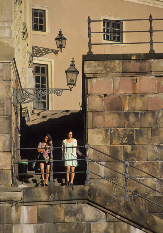 西方人,两个人,伙伴,朋友,家,栏杆,站,竖图,室外,白天,正面,旅游,度假,友谊,美景,窗户,楼梯,城市风光,城市,建筑,路灯,照明,瑞典,欧洲,欧洲人,阴影,服装,光线,扶手,影子,房屋,阶梯,墙,屋子,景观,公寓,灯光,首都,休闲装,娱乐,建设,洋房,护栏,楼房,玻璃窗,墙壁,墙面,台阶,住宅,灯,衣服,阳光,站着,享受,休闲,休闲服,景色,放松,服饰,照亮,照明设备,斯堪的纳维亚,北欧,斯德哥尔摩,斯堪的那维亚,斯堪的那维亚半岛,斯堪的纳维亚半岛,首府,瑞典王国,斯德哥尔摩省,友情,年轻女性,女人,女性,白种人,站立,彩图,全身,房子,老城,斯德哥尔摩老城