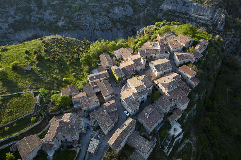 无人,家,横图,俯视,航拍,室外,白天,旅游,度假,草地,草坪,美景,植物,建筑,法国,欧洲,阴影,光线,瓦片,影子,房屋,屋顶,屋子,景观,顶棚,瓦,娱乐,楼房,住宅,草,树,树木,绿色,阳光,自然,享受,休闲,景色,放松,建造,生长,成长,西欧,鸟瞰,法兰西,自然风光,屋瓦,法兰西共和国,法兰西第五共和国,普罗旺斯.阿尔卑斯.蓝色海岸,普罗旺斯.阿尔卑斯.蓝色海岸大区,上阿尔卑斯省,彩图,高角度拍摄,房子,福尔卡尔屈耶区,奥珀代特
