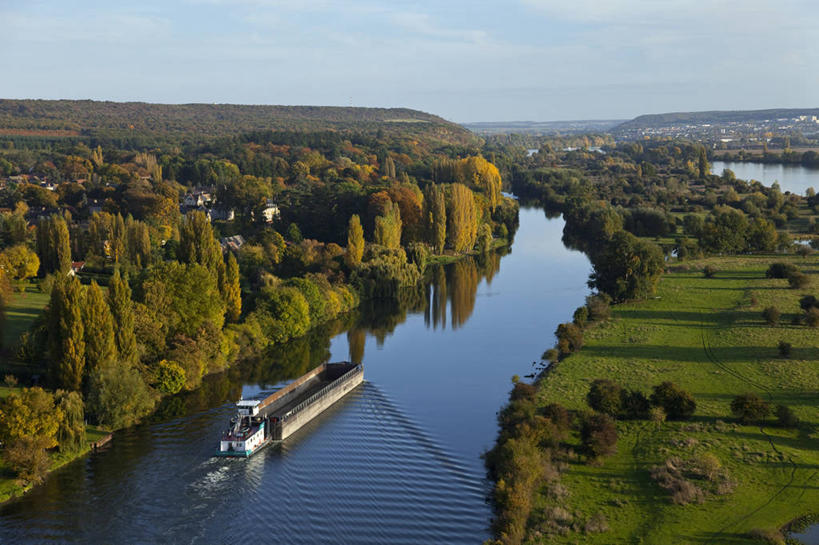 无人,横图,俯视,航拍,室外,白天,旅游,度假,草地,草坪,河流,美景,秋季,森林,树林,水,植物,轮船,船,叶子,法国,欧洲,一艘,阴影,波纹,飞溅,溅,光线,液体,影子,河水,景观,水滴,水流,云,云朵,枯叶,落叶,云彩,娱乐,水珠,草,树,树木,蓝色,绿色,白云,倒影,蓝天,水纹,天空,阳光,自然,船尾波,交通工具,波浪,天,享受,休闲,景色,放松,茂密,茂盛,生长,晴朗,成长,倒映,西欧,鸟瞰,喷洒,法兰西,自然风光,载具,法兰西共和国,法兰西第五共和国,反照,上诺曼底,上诺曼底大区,叶,叶片,晴空,秋,秋天,彩图,高角度拍摄,厄尔省,莱桑代利区,普雷萨尼洛尔盖勒