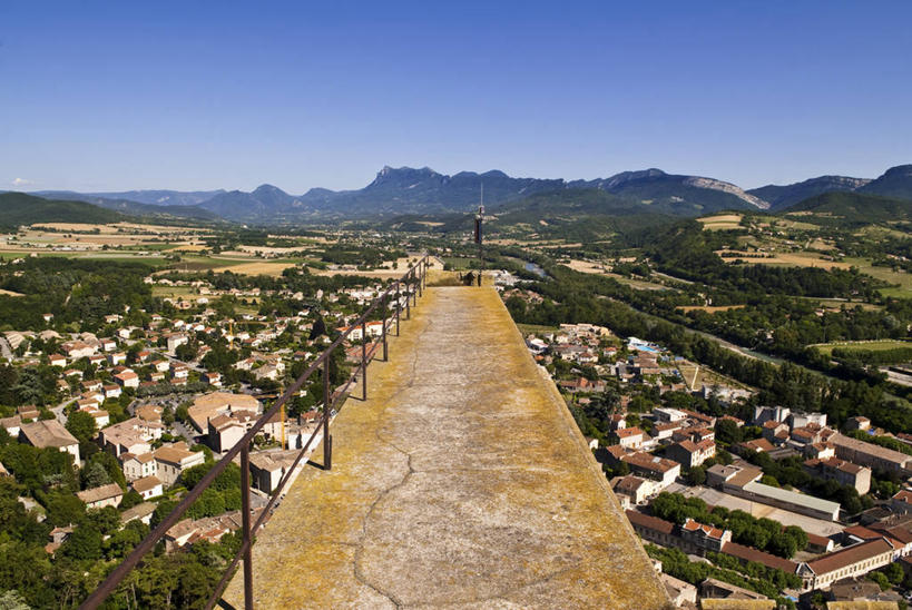 无人,家,横图,俯视,室外,白天,度假,草地,草坪,美景,山,山脉,植物,城市风光,城市,道路,路,法国,欧洲,阴影,光线,影子,房屋,屋顶,屋子,景观,山峰,小路,交通,山峦,顶棚,娱乐,楼房,住宅,草,蓝色,绿色,蓝天,天空,阳光,群山,天,享受,休闲,景色,放松,晴朗,西欧,法兰西,万里无云,法兰西共和国,法兰西第五共和国,晴空,晴空万里,彩图,高角度拍摄,房子,德龙省,罗讷.阿尔卑斯,罗讷.阿尔卑斯大区,克雷斯