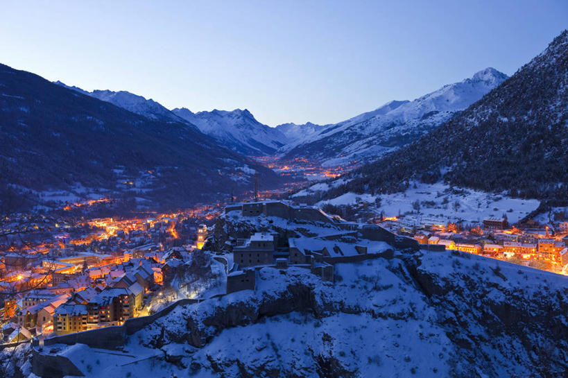 无人,家,横图,俯视,室外,白天,旅游,度假,美景,日落,山,雪,雪山,植物,大雪,路灯,照明,法国,欧洲,房屋,屋顶,屋子,冰,积雪,景观,山峰,晚霞,霞光,雪景,冬季,冬天,落日,灯光,山峦,顶棚,娱乐,楼房,住宅,灯,树,树木,绿色,自然,黄昏,享受,休闲,景色,彩霞,放松,寒冷,生长,成长,照亮,冰冷,照明设备,西欧,法兰西,自然风光,法兰西共和国,法兰西第五共和国,严寒,冰凉,酷寒,凛冽,凛凛,极冷,夕照,薄暮,普罗旺斯.阿尔卑斯.蓝色海岸,普罗旺斯.阿尔卑斯.蓝色海岸大区,上阿尔卑斯省,夕阳,彩图,高角度拍摄,傍晚,房子,斜阳,拉萨尔莱阿尔佩,布里昂松区