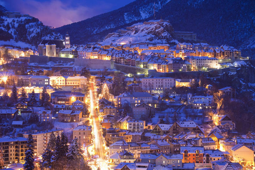 无人,家,横图,俯视,室外,白天,旅游,度假,美景,日落,山,雪,雪山,植物,大雪,路灯,照明,法国,欧洲,房屋,屋顶,屋子,冰,积雪,景观,山峰,晚霞,霞光,雪景,冬季,冬天,落日,灯光,山峦,顶棚,娱乐,楼房,住宅,灯,树,树木,绿色,自然,黄昏,享受,休闲,景色,彩霞,放松,寒冷,生长,成长,照亮,冰冷,照明设备,西欧,法兰西,自然风光,法兰西共和国,法兰西第五共和国,严寒,冰凉,酷寒,凛冽,凛凛,极冷,夕照,薄暮,普罗旺斯.阿尔卑斯.蓝色海岸,普罗旺斯.阿尔卑斯.蓝色海岸大区,上阿尔卑斯省,夕阳,彩图,高角度拍摄,傍晚,房子,斜阳,拉萨尔莱阿尔佩,布里昂松区