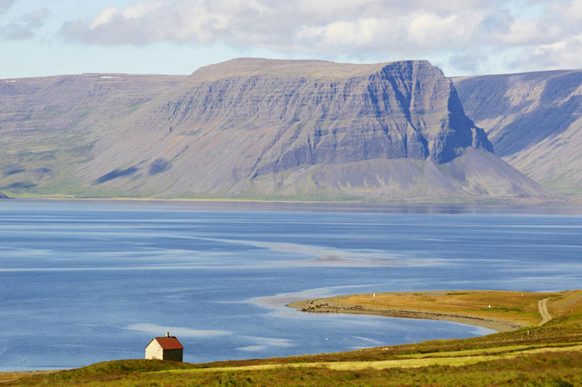 无人,家,横图,室外,白天,正面,旅游,度假,草地,草坪,河流,美景,山,山脉,水,植物,欧洲,冰岛,阴影,光线,影子,房屋,屋顶,屋子,河水,景观,山峰,水流,云,云朵,山峦,云彩,顶棚,娱乐,楼房,住宅,草,蓝色,绿色,白云,蓝天,天空,阳光,自然,群山,天,享受,休闲,景色,放松,晴朗,自然风光,北欧,冰岛共和国,晴空,彩图,房子,西峡湾区