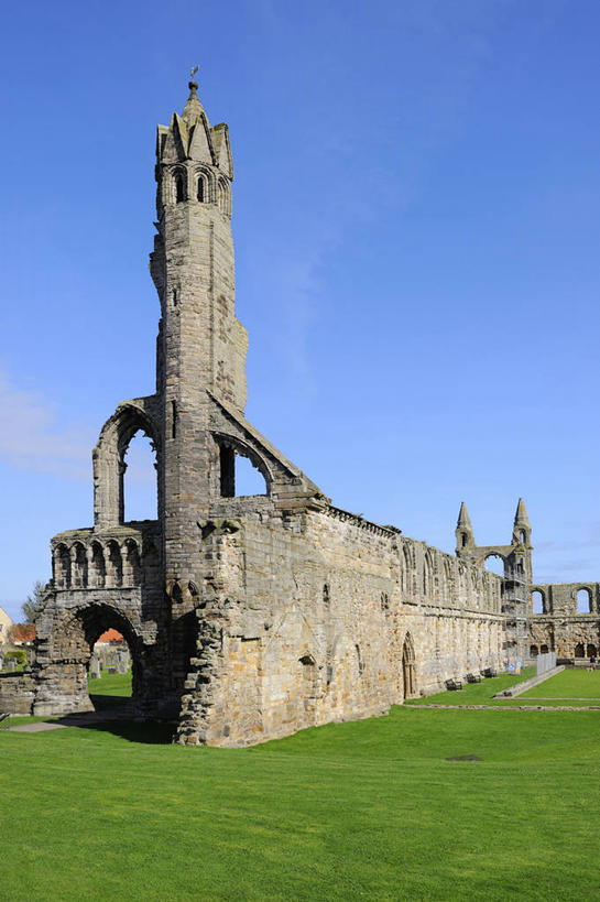 无人,教堂,竖图,室外,白天,仰视,旅游,度假,草地,草坪,名胜古迹,植物,标志建筑,地标,建筑,英国,欧洲,阴影,节日,破旧,遗迹,陈旧,光线,影子,墙,古迹,文化,文物,娱乐,建设,古建筑,苏格兰,墙壁,墙面,草,蓝色,绿色,灰色,蓝天,天空,阳光,天,祈祷,享受,休闲,健康,旅游胜地,放松,许愿,宗教,信仰,晴朗,纪念,祈求,西欧,残破,大不列颠,信念,古文明,大不列颠及北爱尔兰联合王国,万里无云,苏格兰王国,圣安德鲁斯,平安,晴空,晴空万里,彩图,低角度拍摄,大教堂,礼拜堂,大不列颠王国,大英帝国,联合王国,日不落帝国