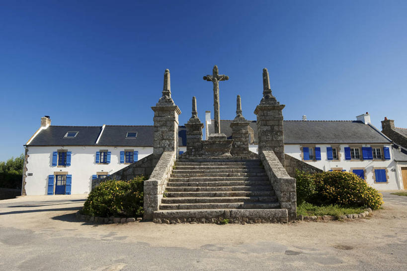 无人,教堂,栏杆,横图,室外,白天,仰视,旅游,度假,草地,草坪,名胜古迹,植物,楼梯,标志建筑,道路,地标,建筑,路,法国,欧洲,阴影,节日,遗迹,光线,扶手,十字架,影子,阶梯,屋顶,小路,交通,顶棚,古迹,文化,文物,娱乐,建设,古建筑,护栏,台阶,草,树,树木,一个,蓝色,绿色,灰色,蓝天,天空,阳光,自然,天,祈祷,享受,休闲,健康,旅游胜地,放松,许愿,宗教,信仰,生长,晴朗,单个,成长,纪念,祈求,布列塔尼,西欧,法兰西,信念,古文明,万里无云,法兰西共和国,法兰西第五共和国,布列塔尼地区,莫尔比昂省,平安,晴空,晴空万里,彩图,低角度拍摄,大教堂,礼拜堂,贝尔