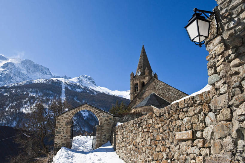 无人,教堂,横图,室外,白天,仰视,旅游,度假,建材,名胜古迹,山,雪,雪山,大雪,标志建筑,道路,地标,建筑,路,照明,法国,欧洲,阴影,节日,遗迹,光线,壁灯,材料,影子,砖,砖块,墙,冰,积雪,山峰,雪景,冬季,冬天,小路,灯光,褐色,交通,山峦,古迹,文化,文物,娱乐,建设,古建筑,墙壁,墙面,灯,一个,蓝色,蓝天,天空,阳光,灯具,天,祈祷,享受,休闲,健康,砖头,旅游胜地,放松,寒冷,许愿,宗教,建造,信仰,晴朗,单个,纪念,祈求,照亮,冰冷,照明设备,西欧,法兰西,信念,古文明,万里无云,法兰西共和国,法兰西第五共和国,严寒,冰凉,酷寒,凛冽,凛凛,极冷,普罗旺斯.阿尔卑斯.蓝色海岸,普罗旺斯.阿尔卑斯.蓝色海岸大区,上阿尔卑斯省,平安,石料,晴空,晴空万里,彩图,低角度拍摄,大教堂,礼拜堂,砌墙砖,拉格拉夫,布里昂松区