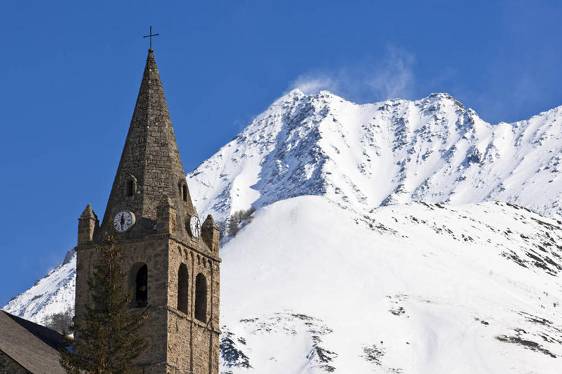 无人,教堂,横图,室外,白天,仰视,旅游,度假,建材,名胜古迹,山,雪,雪山,大雪,标志建筑,地标,建筑,法国,欧洲,阴影,节日,遗迹,时间,光线,材料,时钟,影子,砖,砖块,墙,冰,积雪,山峰,雪景,云,云朵,冬季,冬天,钟楼,山峦,计时,云彩,古迹,文化,文物,娱乐,建设,古建筑,墙壁,墙面,蓝色,灰色,白云,蓝天,天空,阳光,钟表,天,祈祷,享受,休闲,健康,表,砖头,旅游胜地,放松,寒冷,许愿,宗教,建造,信仰,晴朗,纪念,祈求,冰冷,西欧,法兰西,信念,古文明,法兰西共和国,法兰西第五共和国,严寒,塔钟,冰凉,酷寒,凛冽,凛凛,极冷,普罗旺斯.阿尔卑斯.蓝色海岸,普罗旺斯.阿尔卑斯.蓝色海岸大区,上阿尔卑斯省,平安,钟,石料,晴空,彩图,低角度拍摄,大教堂,礼拜堂,砌墙砖,拉格拉夫,布里昂松区
