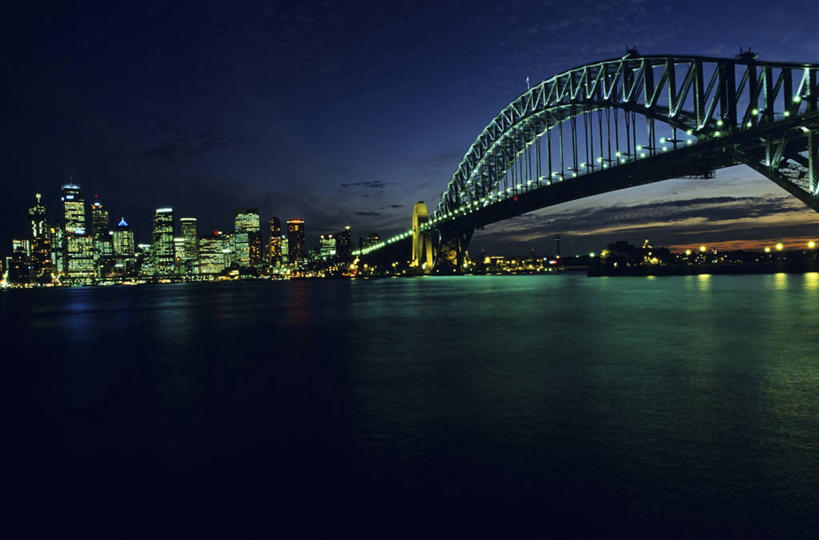 无人,高楼大厦,横图,室外,夜晚,仰视,旅游,度假,海浪,海洋,标志建筑,大厦,地标,建筑,摩天大楼,夜景,澳大利亚,阴影,光线,影子,浪花,桥,灯光,娱乐,建设,天空,海水,天,享受,休闲,旅游胜地,放松,吊桥,人行桥,悬索桥,大洋洲,悉尼,吊杆,澳洲,海景,悉尼大桥,海港大桥,悉尼海港大桥,南方大陆,首府,澳大利亚联邦,雪梨,新州,新南威尔士,新南威尔士州,锚锭,悬索,大海,风浪,海,海水的波动,近岸浪,涌浪,彩图,低角度拍摄,大楼,高层建筑,高楼,摩天楼