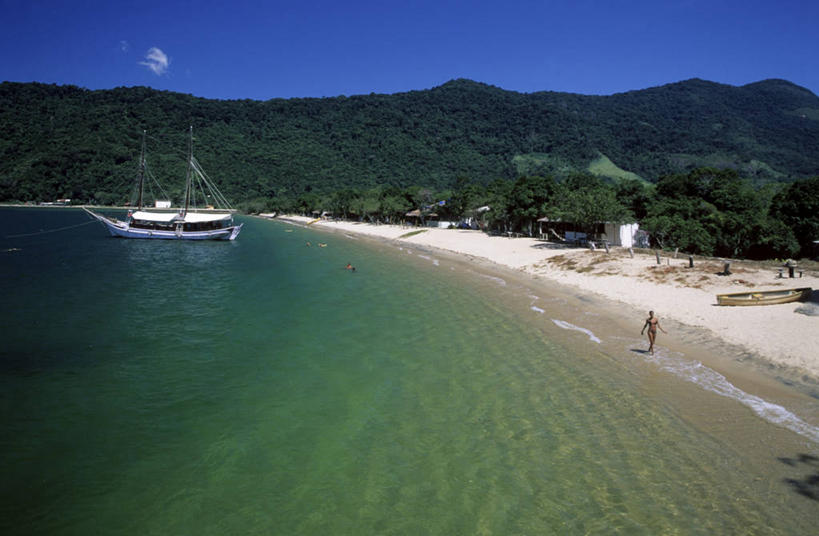 西方人,一个人,走,横图,俯视,室外,白天,旅游,度假,海浪,海洋,美景,沙滩,山,山脉,植物,轮船,船,巴西,欧洲,欧洲人,仅一个年轻女性,仅一个女性,仅一个人,一艘,行人,游客,游人,阴影,波纹,飞溅,服装,溅,光线,沙子,液体,影子,海岸,景观,浪花,山峰,水滴,云,云朵,沙地,山峦,云彩,休闲装,娱乐,路人,旅客,水珠,树,树木,衣服,蓝色,绿色,白云,蓝天,水纹,天空,阳光,自然,海水,船尾波,交通工具,波浪,群山,天,享受,休闲,休闲服,景色,南美,放松,服饰,生长,晴朗,成长,南美洲,拉丁美洲,喷洒,自然风光,载具,美洲,海景,里约热内卢州,巴西联邦共和国,亚美利加洲,南亚美利加洲,过客,年轻女性,女人,女性,白种人,大海,风浪,海,海水的波动,海滩,近岸浪,涌浪,晴空,步行,散步,走路,彩图,高角度拍摄,全身,帕拉蒂