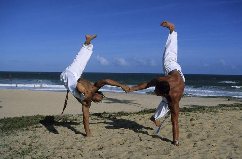 西方人,背部,两个人,伙伴,朋友,伸展双臂,横图,室外,白天,正面,旅游,度假,友谊,海浪,海洋,美景,沙滩,巴西,欧洲,萨尔瓦多,欧洲人,撑,握,阴影,裤子,朦胧,模糊,光线,沙子,影子,海岸,景观,浪花,云,云朵,沙地,云彩,注视,休闲裤,光脚,娱乐,裸露,相视,蓝色,白色,白云,蓝天,天空,阳光,自然,海水,天,观察,看,享受,休闲,面对面,赤脚,景色,南美,放松,握着,晴朗,赤裸,观看,张开双腿,对视,察看,南美洲,撑着,互视,拉丁美洲,关注,自然风光,美洲,裸,相对,海景,巴西联邦共和国,相看,首府,亚美利加洲,南亚美利加洲,巴伊亚,巴伊亚州,展开双腿,友情,男人,男性,年轻男性,白种人,大海,风浪,海,海水的波动,海滩,近岸浪,涌浪,晴空,敞开双臂,伸开双臂,展开双肩,张开手臂,张开双臂,彩图,全身,伸展双腿