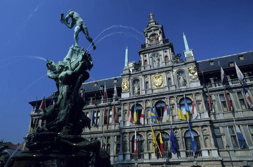 西方人,一个人,无人,家,站,横图,室外,白天,仰视,度假,美景,水,窗户,门,城市风光,城市,喷泉,雕塑,比利时,欧洲,欧洲人,仅一个男性,仅一个人,阴影,飞溅,艺术,装饰,溅,光线,雕刻,雕像,瓦片,液体,影子,房屋,墙,屋顶,屋檐,屋子,景观,水滴,顶棚,文化,娱乐,楼房,檐,玻璃窗,墙壁,墙面,住宅,水珠,仅一个年轻男性,一个,蓝色,灰色,蓝天,天空,阳光,工艺品,门框,天,品味,站着,享受,休闲,景色,放松,晴朗,单个,纪念,美术,西欧,喷洒,主题,水景,陈列,万里无云,功能,美学,美观,比利时王国,弗拉芒.布拉班特省,弗拉芒大区,男人,男性,年轻男性,白种人,设计,晴空,晴空万里,站立,彩图,低角度拍摄,全身,房子,安特卫普省,拟人