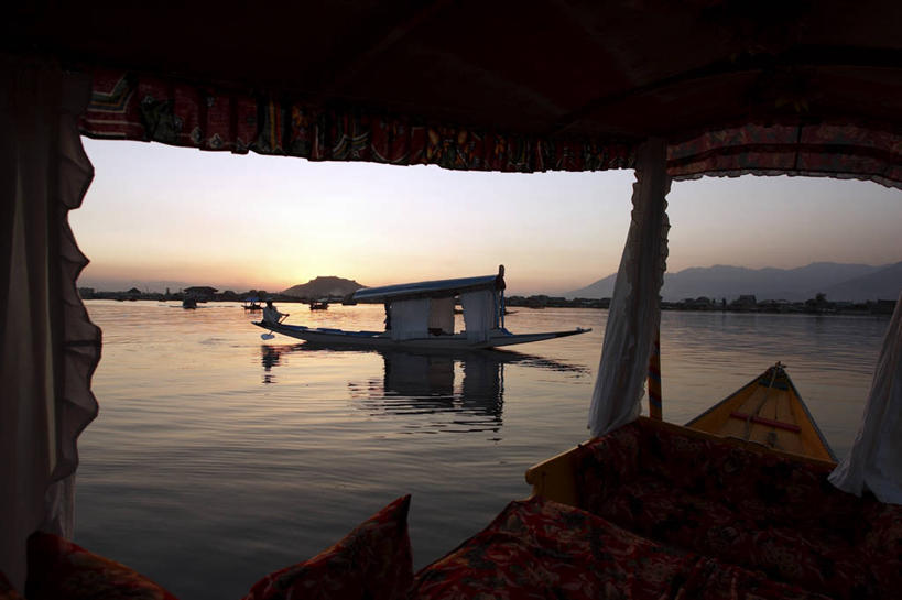 一个人,蹲,横图,室外,白天,正面,旅游,度假,湖,湖泊,美景,日落,水,船,印度,亚洲,仅一个男性,仅一个人,一艘,波纹,飞溅,服装,溅,木板,液体,柱子,湖面,景观,水滴,水流,水面,晚霞,霞光,落日,桥,木船,木桥,背光,休闲装,娱乐,栈桥,水珠,仅一个年轻男性,衣服,水纹,自然,黄昏,船尾波,交通工具,波浪,湖水,享受,休闲,休闲服,景色,彩霞,放松,服饰,人行桥,木板桥,舟,喷洒,自然风光,载具,南亚,逆光,首府,印度共和国,夕照,薄暮,斯利那加,查谟.克什米尔,查谟.克什米尔邦,男人,男性,年轻男性,亚洲人,印度人,夕阳,蹲着,彩图,全身,傍晚,斜阳