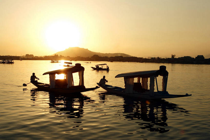 两个人,坐,横图,室外,白天,正面,旅游,度假,湖,湖泊,美景,日落,山,山脉,水,船,印度,亚洲,许多,波纹,飞溅,服装,溅,液体,湖面,景观,山峰,水滴,水流,水面,晚霞,霞光,落日,木船,山峦,很多,背光,休闲装,娱乐,水珠,排列,衣服,水纹,自然,黄昏,船尾波,交通工具,波浪,湖水,群山,享受,休闲,休闲服,景色,彩霞,放松,服饰,舟,喷洒,自然风光,载具,南亚,逆光,首府,印度共和国,摆列,夕照,薄暮,斯利那加,查谟.克什米尔,查谟.克什米尔邦,男人,男性,年轻男性,亚洲人,印度人,夕阳,坐着,彩图,全身,傍晚,布列,分列,斜阳