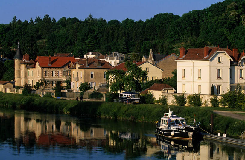 无人,家,横图,室外,白天,正面,度假,河流,美景,水,植物,城市风光,城市,轮船,船,法国,欧洲,一艘,阴影,波纹,飞溅,溅,光线,瓦片,液体,影子,房屋,墙,屋顶,屋檐,屋子,河水,景观,水滴,水流,顶棚,娱乐,楼房,檐,墙壁,墙面,住宅,水珠,树,树木,红色,蓝色,绿色,灰色,倒影,蓝天,水纹,天空,阳光,自然,船尾波,交通工具,波浪,天,享受,休闲,景色,放松,生长,晴朗,成长,倒映,西欧,喷洒,法兰西,载具,万里无云,法兰西共和国,法兰西第五共和国,反照,洛林,洛林大区,晴空,晴空万里,彩图,房子,巴勒迪克,默兹省