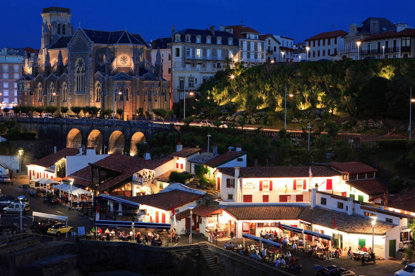 无人,家,横图,俯视,室外,夜晚,度假,美景,城市风光,城市,道路,路,路灯,夜景,照明,法国,欧洲,阴影,光线,瓦片,影子,房屋,墙,屋顶,屋檐,屋子,景观,小路,灯光,交通,顶棚,娱乐,楼房,檐,墙壁,墙面,住宅,灯,白色,享受,休闲,景色,放松,照亮,照明设备,西欧,法兰西,法兰西共和国,比亚里茨,阿基坦,法兰西第五共和国,亚魁当,阿基坦大区,彩图,高角度拍摄,房子,比利牛斯.大西洋省