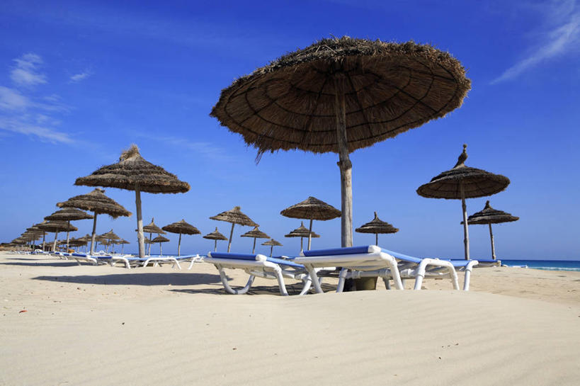无人,横图,室外,白天,仰视,旅游,度假,海浪,海洋,美景,沙滩,椅子,非洲,突尼斯,一排,许多,阴影,整齐,并列,并排,光线,伞,沙子,影子,雨伞,遮阳伞,躺椅,海岸,景观,浪花,云,云朵,沙地,很多,云彩,娱乐,阳伞,排列,蓝色,白云,蓝天,天空,阳光,自然,海水,天,享受,休闲,景色,放松,晴朗,沙滩椅,太阳伞,队列,自然风光,平行,海景,北非,阿非利加洲,突尼斯共和国,杰尔巴岛,加贝斯湾,大海,风浪,海,海水的波动,海滩,近岸浪,涌浪,晴空,彩图,低角度拍摄