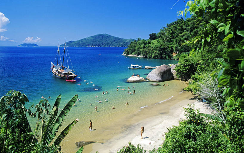 西方人,两个人,站,横图,俯视,室外,白天,泳装,比基尼,旅游,度假,海浪,海洋,美景,沙滩,山,山脉,植物,轮船,船,棕榈树,叶子,巴西,欧洲,欧洲人,一艘,行人,游客,游人,阴影,波纹,飞溅,溅,光线,沙子,液体,影子,海岸,景观,浪花,山峰,水滴,云,云朵,绿叶,沙地,山峦,云彩,娱乐,路人,旅客,水珠,树,树木,蓝色,绿色,白云,蓝天,水纹,天空,阳光,自然,海水,船尾波,交通工具,波浪,群山,天,站着,享受,休闲,嫩叶,景色,南美,放松,生长,晴朗,成长,南美洲,拉丁美洲,喷洒,自然风光,载具,美洲,海景,棕榈叶,里约热内卢州,巴西联邦共和国,亚美利加洲,南亚美利加洲,过客,年轻女性,女人,女性,白种人,叶,叶片,大海,风浪,海,海水的波动,海滩,近岸浪,涌浪,晴空,棕树,棕榈,站立,彩图,高角度拍摄,全身,三点式,泳衣,帕拉蒂