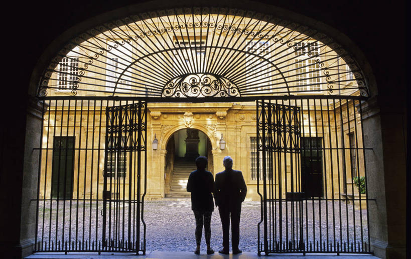 西方人,两个人,家,栏杆,站,横图,室外,白天,正面,度假,美景,门,城市风光,城市,法国,欧洲,欧洲人,行人,游客,游人,阴影,服装,反射,影子,房屋,墙,屋子,景观,围栏,背光,休闲装,娱乐,护栏,楼房,路人,旅客,墙壁,墙面,住宅,衣服,灰色,门框,站着,享受,休闲,休闲服,景色,放松,服饰,西欧,法兰西,逆光,艾克斯,法兰西共和国,法兰西第五共和国,普罗旺斯.阿尔卑斯.蓝色海岸,普罗旺斯.阿尔卑斯.蓝色海岸大区,过客,罗讷河口省,罗讷河口,男人,男性,年轻男性,白种人,站立,彩图,全身,房子,普罗旺斯地区艾克斯