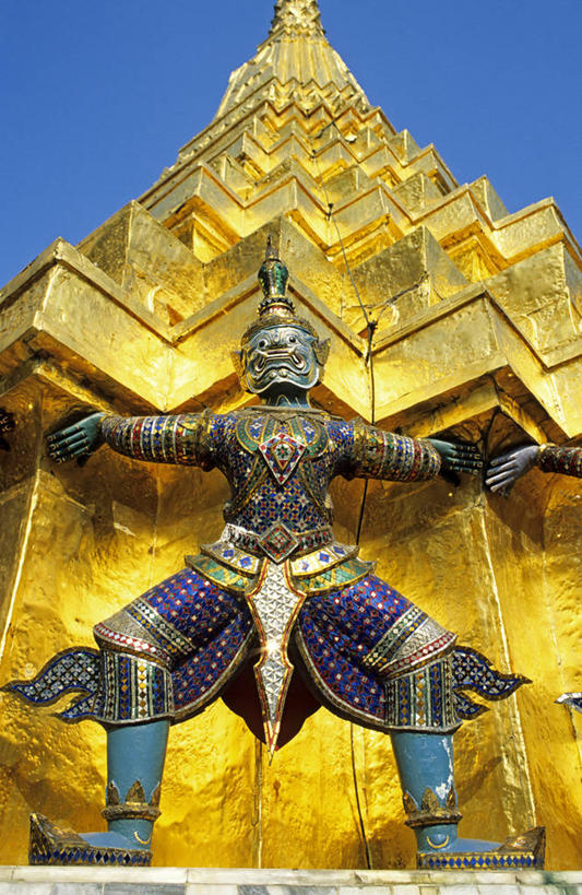 一个人,无人,寺庙,伸展双臂,竖图,室外,白天,仰视,旅游,度假,名胜古迹,标志建筑,地标,建筑,雕塑,曼谷,泰国,亚洲,仅一个男性,仅一个人,阴影,节日,遗迹,艺术,装饰,光线,雕刻,雕像,影子,首都,燃烧,古迹,文化,文物,娱乐,建设,古建筑,仅一个年轻男性,一个,蓝色,蓝天,天空,阳光,香火,工艺品,庙宇,天,祈祷,享受,休闲,健康,金色,旅游胜地,放松,许愿,宗教,东南亚,信仰,晴朗,单个,张开双腿,纪念,玉佛寺,祈求,美术,主题,陈列,古文明,万里无云,泰王国,大皇宫,功能,美学,展开双腿,曼谷皇宫,平安,男人,男性,年轻男性,晴空,晴空万里,敞开双臂,伸开双臂,展开双肩,张开手臂,张开双臂,彩图,低角度拍摄,全身,皇宫,庙,寺,伸展双腿,拟人