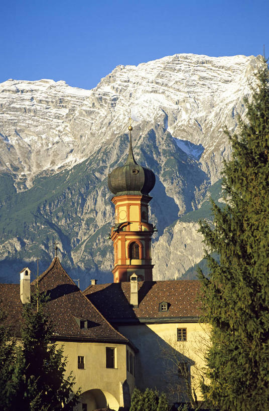 无人,家,竖图,室外,白天,正面,旅游,度假,名胜古迹,山,雪,雪山,植物,大雪,标志建筑,地标,建筑,奥地利,欧洲,阴影,节日,遗迹,光线,影子,房屋,墙,屋顶,屋子,冰,积雪,山峰,雪景,冬季,冬天,山峦,顶棚,古迹,文化,文物,娱乐,建设,古建筑,楼房,墙壁,墙面,住宅,树,树木,蓝色,绿色,灰色,蓝天,天空,阳光,自然,天,祈祷,享受,休闲,健康,旅游胜地,放松,寒冷,许愿,宗教,信仰,生长,晴朗,成长,纪念,祈求,冰冷,基督教,天主教,修道院,信念,古文明,中欧,万里无云,首府,因斯布鲁克,严寒,奥地利共和国,蒂罗尔,蒂罗尔州,冰凉,酷寒,凛冽,凛凛,极冷,神学院,修院,隐修院,平安,晴空,晴空万里,彩图,房子,提洛州,因斯布鲁克县