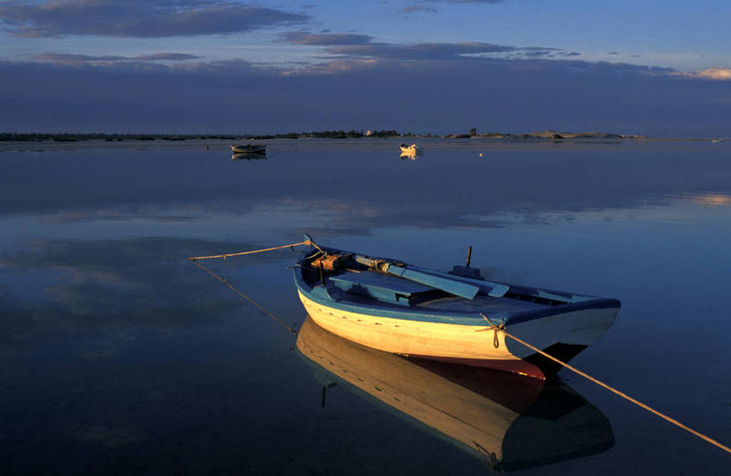 无人,横图,室外,白天,正面,旅游,度假,日出,海浪,海洋,美景,太阳,船,非洲,突尼斯,一艘,波纹,飞溅,溅,液体,景观,浪花,水滴,水平线,辽阔,木船,朝霞,晨曦,海平线,黎明,娱乐,水珠,倒影,水纹,阳光,自然,海水,船尾波,交通工具,波浪,享受,休闲,广阔,景色,放松,一望无际,倒映,舟,喷洒,自然风光,载具,海景,北非,阿非利加洲,突尼斯共和国,无边无际,一马平川,反照,杰尔巴岛,加贝斯湾,大海,风浪,海,海水的波动,近岸浪,涌浪,朝阳,彩图,卯时,破晓,日始,水天相接,水天一线