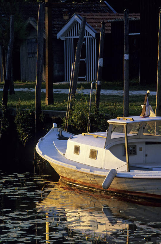 无人,家,码头,竖图,室外,白天,正面,旅游,度假,草地,草坪,美景,植物,港口,船,法国,欧洲,停靠,阴影,光线,影子,柱子,房屋,屋子,景观,游艇,娱乐,楼房,住宅,草,绿色,阳光,自然,交通工具,享受,休闲,景色,放松,西欧,停泊,法兰西,自然风光,载具,缆绳,法兰西共和国,系船柱,缆绳桩,缆绳柱,系缆桩,阿基坦,法兰西第五共和国,亚魁当,吉伦特省,阿基坦大区,吉伦特,彩图,房子,摆渡口,埠头,渡口,渡头,港湾,海港,货运码头,口岸,商港,阿尔卡雄