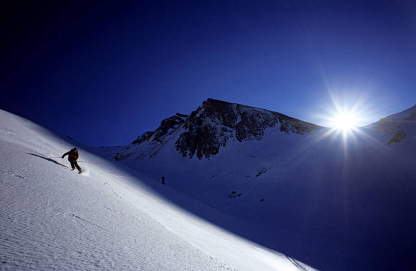 西方人,一个人,站,横图,室外,白天,正面,旅游,度假,石头,美景,山,雪,雪山,大雪,意大利,欧洲,欧洲人,仅一个男性,仅一个人,握,阴影,服装,光线,工具,器材,石子,影子,冰,积雪,景观,山峰,雪景,冬季,冬天,山峦,拿,拿着,娱乐,运动器械,仅一个年轻男性,衣服,蓝色,蓝天,天空,阳光,自然,天,站着,享受,休闲,器械,健身器械,景色,放松,寒冷,握着,服饰,晴朗,拐杖,滑雪杖,冰冷,衣着,穿着,南欧,自然风光,健身器材,滑雪装备,万里无云,意大利共和国,严寒,辅助设备,冰凉,酷寒,凛冽,凛凛,极冷,衣饰,阿布鲁佐,阿布鲁佐大区,男人,男性,年轻男性,白种人,石块,岩石,晴空,晴空万里,站立,彩图,镜头光晕,全身,透镜闪耀,眩光,运动器材