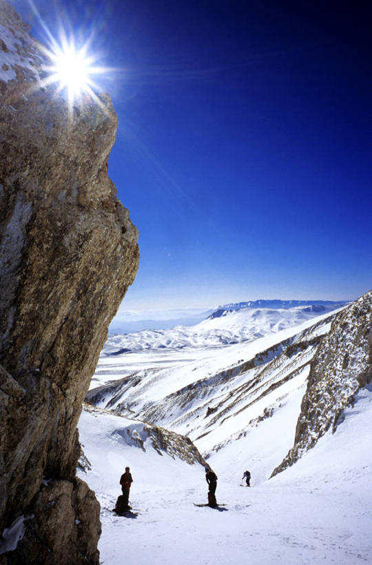 无人,竖图,室外,白天,正面,旅游,度假,石头,美景,山,雪,雪山,大雪,意大利,欧洲,阴影,光线,石子,影子,冰,积雪,景观,山峰,雪景,冬季,冬天,山峦,娱乐,蓝色,蓝天,天空,阳光,自然,天,享受,休闲,景色,放松,寒冷,晴朗,冰冷,南欧,自然风光,万里无云,意大利共和国,严寒,冰凉,酷寒,凛冽,凛凛,极冷,阿布鲁佐,阿布鲁佐大区,石块,岩石,晴空,晴空万里,彩图,镜头光晕,透镜闪耀,眩光