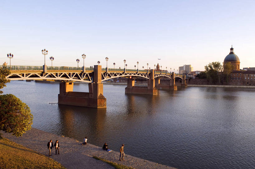 无人,家,教堂,横图,室外,白天,正面,旅游,度假,河流,名胜古迹,水,植物,标志建筑,大桥,地标,建筑,桥梁,法国,欧洲,阴影,波纹,节日,遗迹,光线,影子,房屋,屋子,河水,水流,公寓,桥,涟漪,古迹,文化,文物,娱乐,建设,古建筑,洋房,楼房,拱桥,住宅,树,树木,蓝色,绿色,倒影,蓝天,水纹,天空,阳光,自然,波浪,天,祈祷,享受,休闲,健康,旅游胜地,放松,许愿,宗教,信仰,拱形,生长,晴朗,成长,纪念,祈求,倒映,基督教,西欧,天主教,法兰西,信念,古文明,万里无云,法兰西共和国,首府,省会,水晕,法兰西第五共和国,反照,南部.比利牛斯,图卢兹,南部.比利牛斯大区,上加龙,上加龙省,平安,晴空,晴空万里,彩图,房子,大教堂,礼拜堂,钢拱桥