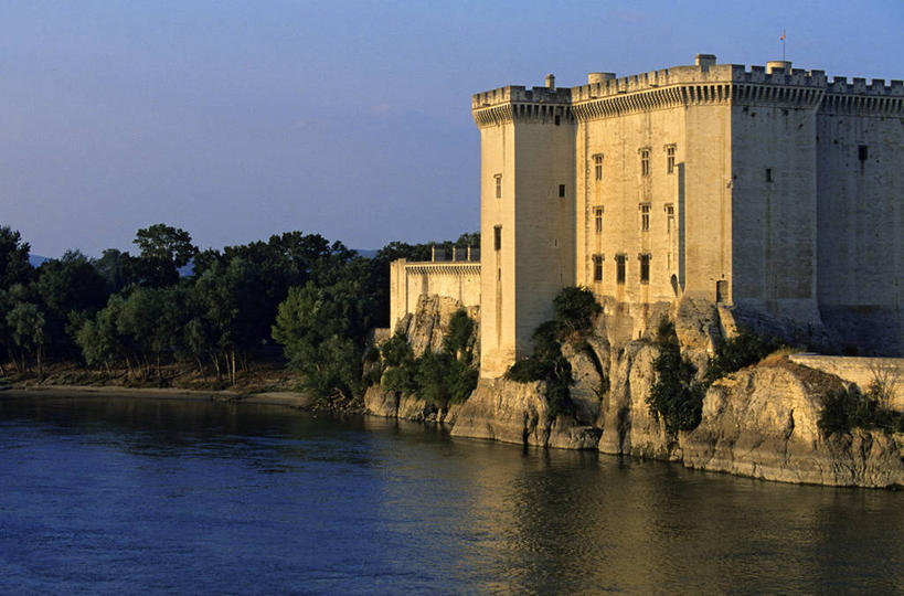 无人,横图,室外,白天,正面,旅游,度假,河流,树林,水,植物,标志建筑,地标,建筑,法国,欧洲,阴影,波纹,光线,影子,堡垒,城堡,河水,水流,涟漪,娱乐,建设,树,树木,蓝色,绿色,倒影,蓝天,水纹,天空,阳光,自然,波浪,天,享受,休闲,旅游胜地,放松,生长,晴朗,成长,倒映,西欧,要塞,法兰西,万里无云,法兰西共和国,水晕,法兰西第五共和国,反照,普罗旺斯.阿尔卑斯.蓝色海岸,普罗旺斯.阿尔卑斯.蓝色海岸大区,设防,罗讷河口省,罗讷河口,晴空,晴空万里,彩图,塔拉斯孔