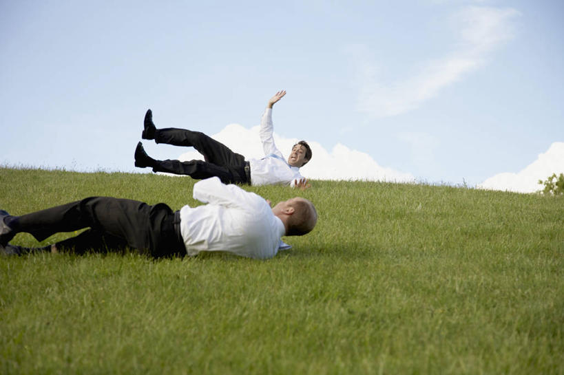 西方人,两个人,商务人士,商务男性,躺,举,横图,室外,白天,侧面,衬衫,草地,草坪,植物,欧洲,欧洲人,撑,阴影,套装,光线,影子,云,云朵,云彩,注视,草,蓝色,绿色,白云,蓝天,天空,阳光,天,观察,看,托,翻滚,晴朗,观看,察看,撑着,关注,商务装,工薪阶层,翻腾,卧着,男人,男性,中年男性,白种人,白领,上班族,晴空,举起,举手,举着,躺着,卧,向上举,向上伸,向上托,彩图,全身,衬衣