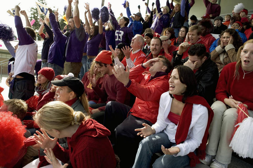 西方人,站,坐,举,笑,微笑,露齿笑,横图,室外,白天,正面,锻炼,快乐,比赛,运动,竞争,欧洲,欧洲人,阴影,服装,欢呼,光线,影子,许多人,休闲装,娱乐,观众席,衣服,红色,紫色,阳光,托,站着,一群人,休闲,休闲服,喊,服饰,喝彩,体育运动,队服,手摇花,体育,男人,男性,年轻男性,年轻女性,女人,女性,白种人,举起,举手,举着,向上举,向上伸,向上托,站立,坐着,半身,彩图,健身