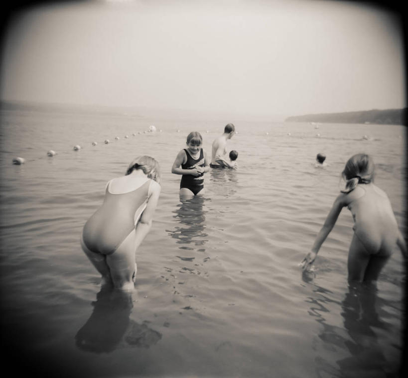 西方人,儿童,伙伴,朋友,站,笑,微笑,露齿笑,横图,俯视,黑白,室外,白天,泳装,友谊,纯洁,河流,水,欧洲,欧洲人,五个人,一排,弯腰,阴影,飞溅,泳裤,朦胧,模糊,整齐,溅,光线,液体,影子,河水,水滴,水流,许多人,注视,裸露,水珠,排列,小孩,蓝色,倒影,蓝天,天空,阳光,天,观察,看,站着,一群人,可爱,童年,童趣,晴朗,观看,察看,倒映,队列,关注,喷洒,泼,裸,浮球,童真,烂漫,无邪,连体泳衣,万里无云,弯身,反照,天真,友情,男孩,男人,男性,女孩,女人,女性,白种人,晴空,晴空万里,站立,半身,高角度拍摄,泳衣,男生,女生