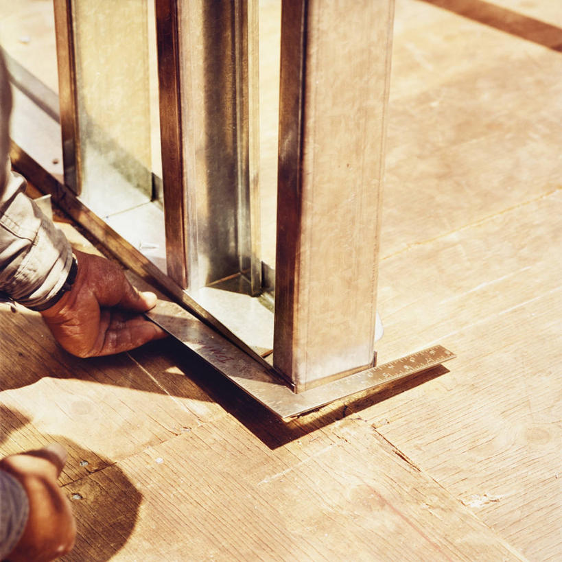 西方人,手,一个人,机修工,蹲,方图,俯视,室外,特写,白天,地板,静物,金属制品,欧洲,欧洲人,仅一个男性,仅一个人,握,阴影,服装,朦胧,模糊,光线,测量,金属,材料,影子,刻度,地面,休闲装,木地板,工人,仅一个年轻男性,一个,衣服,阳光,尺,休闲,手部,休闲服,握着,服饰,单个,测量工具,单手,尺子,直角,直角尺,量具,量仪,木工工具,钳工工具,曲尺,质料,男人,男性,年轻男性,白种人,机械师,机修工人,蹲着,彩图,高角度拍摄