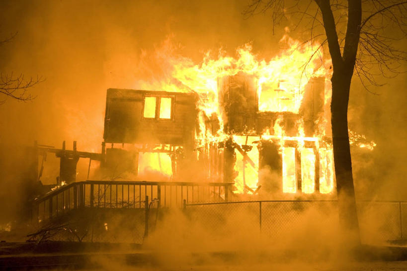 无人,家,栏杆,横图,室外,白天,正面,植物,火,阴影,光线,火焰,影子,栅栏,房屋,屋子,篱笆,围栏,燃烧,护栏,楼房,住宅,树,树干,树木,生长,成长,火灾,伤害,危险,彩图,房子