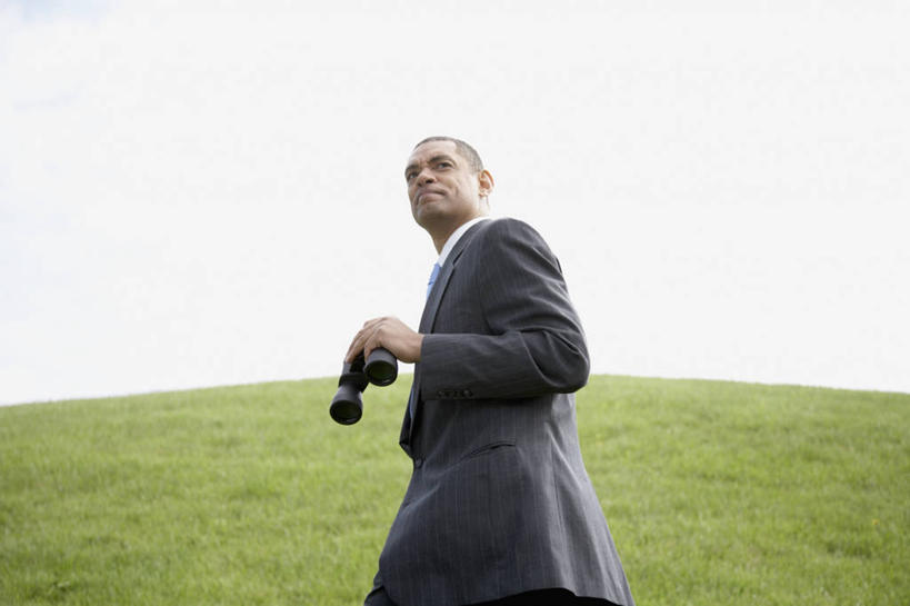 西方人,一个人,商务人士,商务男性,走,横图,室外,白天,仰视,衬衫,西装,仪器,科技,草地,草坪,植物,欧洲,欧洲人,仅一个男性,仅一个人,仅一个中年男性,眺望,握,阴影,套装,正装,检查,研究,反射,分析,光线,科学,望远镜,影子,领带,拿,拿着,扭头,注视,职业装,草,树,树木,一个,蓝色,绿色,蓝天,天空,阳光,自然,天,观察,看,转头,清晰,探索,握着,转身,生长,放大,晴朗,单个,成长,观看,仔细,科研,察看,科学技术,瞭望,聚焦,关注,工薪阶层,远视镜,瞭望镜,万里无云,光学,清楚,双筒镜,双筒望远镜,回身,男人,男性,中年男性,白种人,白领,上班族,晴空,晴空万里,步行,散步,走路,半身,彩图,低角度拍摄,衬衣,光学仪器,千里镜