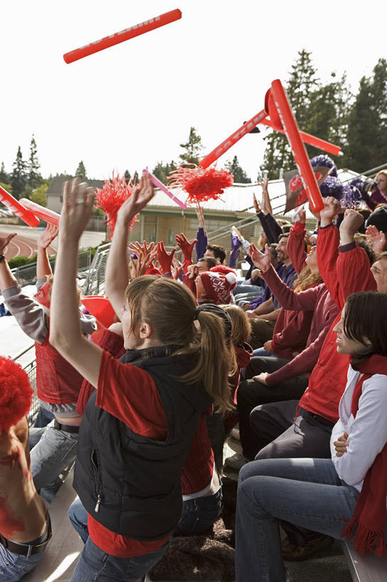 东方人,体育馆,运动场,站,坐,举,竖图,室外,白天,侧面,植物,亚洲,阴影,服装,欢呼,光线,棍子,影子,许多人,注视,休闲装,黄种人,体育场,树,树木,衣服,绿色,阳光,自然,观察,看,托,站着,一群人,休闲,休闲服,服饰,生长,成长,观看,察看,喝彩,关注,手摇花,运动馆,男人,男性,年轻男性,年轻女性,女人,女性,亚洲人,举起,举手,举着,向上举,向上伸,向上托,站立,坐着,半身,彩图