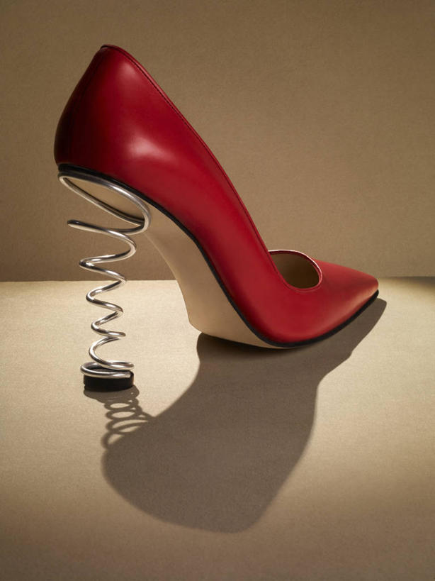 无人,竖图,室内,特写,白天,正面,高跟鞋,时尚,静物,鞋子,金属制品,阴影,光线,金属,弹簧,影子,一个,红色,摄影,影棚,单个,时髦,时兴,彩图,影棚拍摄,拍摄