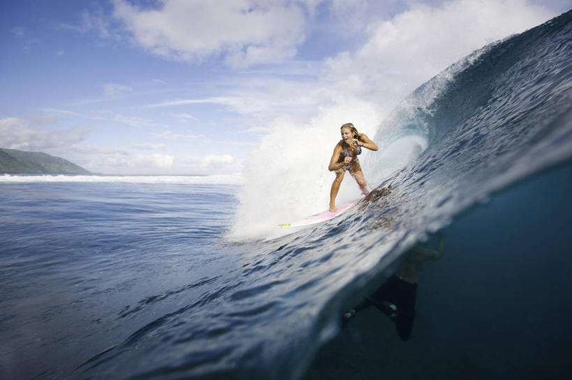 冲浪,西方人,一个人,横图,室外,白天,正面,泳装,比基尼,锻炼,运动,岛屿,海浪,海洋,欧洲,欧洲人,仅一个年轻女性,仅一个女性,仅一个人,阴影,光线,冲浪板,影子,岛,浪花,云,云朵,云彩,运动器械,裸露,蓝色,白云,蓝天,天空,海水,天,健身器械,晴朗,裸,健身器材,水上运动,海景,冲浪装备,体育,年轻女性,女人,女性,白种人,大海,风浪,海,海水的波动,近岸浪,列岛,群岛,涌浪,诸岛,晴空,彩图,全身,三点式,泳衣,健身,冲浪运动,运动器材