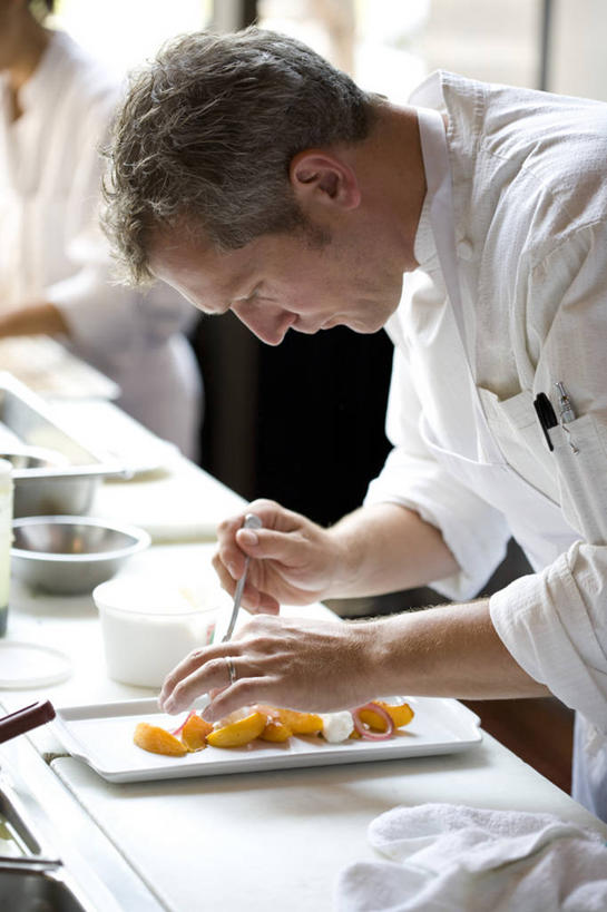 西方人,两个人,伙伴,朋友,厨师,站,竖图,室内,白天,侧面,工作服,制服,烹饪,西餐,友谊,合作,团队,厨房,餐具,欧洲,欧洲人,弯腰,握,碟子,盘,料理,食品,拿,拿着,注视,菜肴,美食,食物,盘子,碟,观察,看,站着,西式,战略,握着,佳肴,观看,察看,关注,弯身,联合,合谋,工作制服,配合,协作,男人,男性,中年男性,白种人,厨师长,厨子,大厨,主厨,站立,半身,彩图,工作套服,灶间