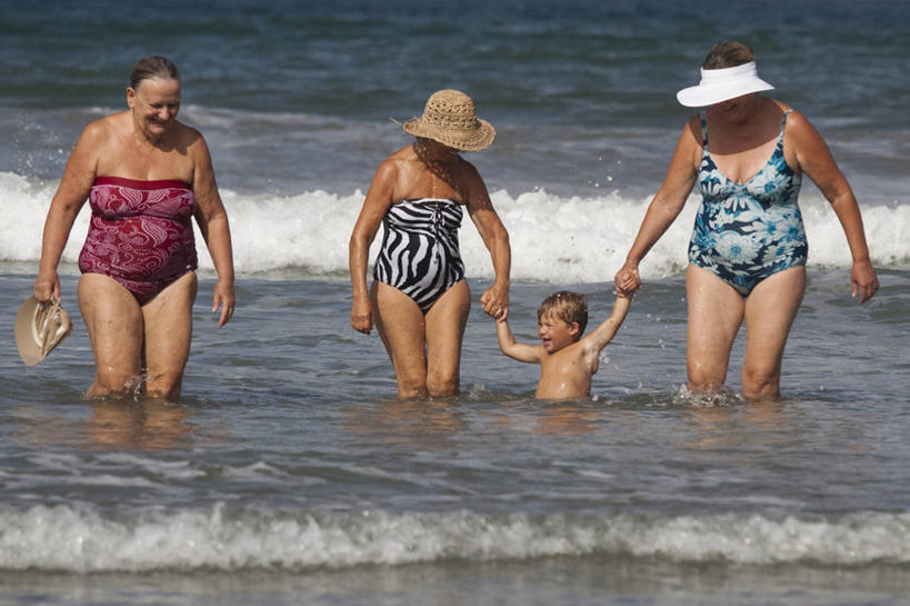 西方人,婴儿,儿童,成年人,中年人,老年人,四个人,祖母,横图,室外,白天,正面,度假,纯洁,海浪,帽子,欧洲,欧洲人,一排,整齐,排列,小孩,遮阳帽,可爱,童年,童趣,摄影,活泼,队列,宝宝,童真,纯真,烂漫,无邪,伶俐,天真,老年女性,男性,女人,女性,白种人,孩子,孙子,步行,手牵手,彩图,泳衣,代沟