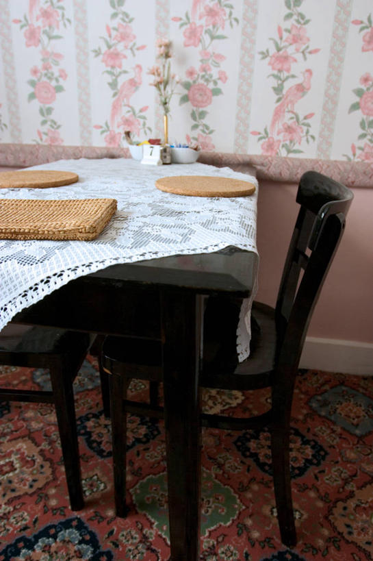 无人,家庭,竖图,室内,白天,壁纸,餐桌,地毯,椅子,英国,花纹,软木塞,古典,桌布,温暖,温馨,一家人,摄影,和睦,彩图,融洽