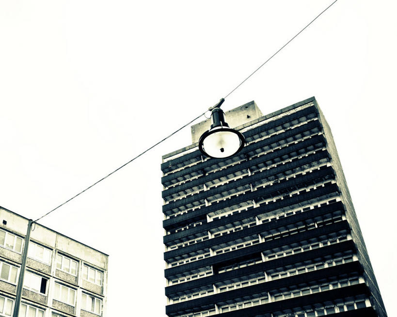 无人,横图,室外,白天,白色背景,仰视,城市,建筑,路灯,德国,公寓,摄影,影棚,摄影棚,万里无云,钢缆,彩图,低角度拍摄,影棚拍摄,拍摄,电力线