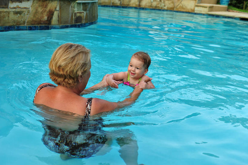 游泳,婴儿,儿童,成年人,中年人,老年人,两个人,祖母,微笑,横图,室外,白天,泳装,幸福,纯洁,水,美国,连接,小孩,教,可爱,童年,摄影,活泼,知识,关爱,宝宝,纯真,烂漫,无邪,德克萨斯,达拉斯市,伶俐,天真,老年女性,女人,女性,孩子,孙女,手牵手,彩图,代沟