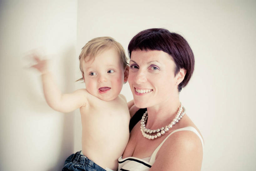 西方人,婴儿,儿童,成年人,中年人,两个人,家庭,母亲,儿子,笑,微笑,露齿笑,横图,室内,白天,幸福,纯洁,项链,英国,欧洲,欧洲人,连接,拿着,休闲装,英格兰,裸露,相视,小孩,手势,温暖,温馨,一家人,面对面,可爱,童年,摄影,活泼,对视,和睦,互视,西欧,关爱,宝宝,裸,相对,大不列颠,纯真,烂漫,无邪,大不列颠及北爱尔兰联合王国,大不列颠及爱尔兰联合王国,相看,首府,英吉利,格洛斯特,格洛斯特郡,伶俐,天真,男性,女性,中年女性,白种人,孩子,彩图,爱,大不列颠王国,大英帝国,联合王国,日不落帝国,融洽,打手势