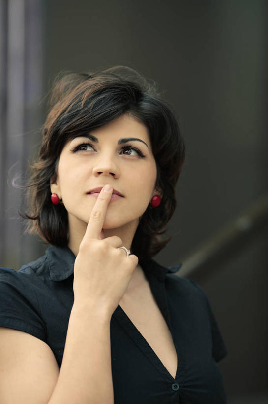 西方人,成年人,脸,头,脸颊,头发,一个人,商务人士,商务女性,摸,竖图,室外,白天,商务,满意,欧洲,罗马尼亚,欧洲人,仅一个年轻女性,仅一个女性,仅一个人,抚摸,套装,肩膀,黑色,思考,摄影,享乐,商务装,工薪阶层,耳饰,克卢日纳波卡,年轻女性,女人,女性,白种人,年轻人,头部,脸部,脸蛋,面部,白领,上班族,触摸,接触,彩图